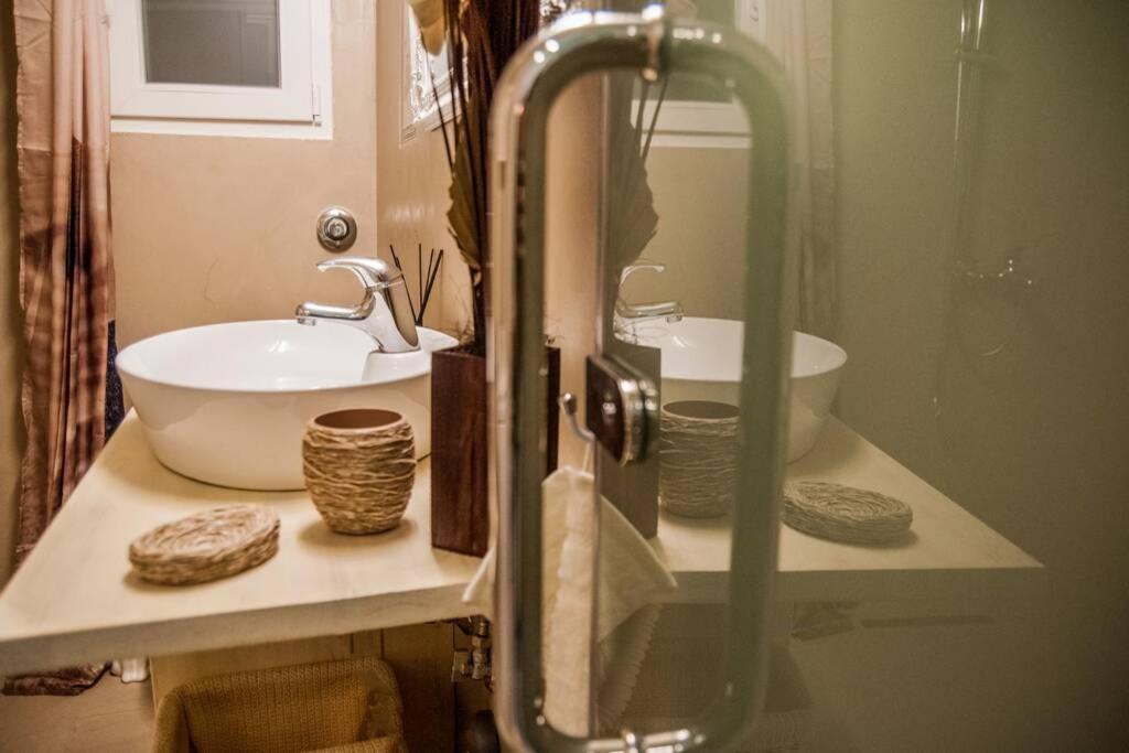 Athinas Apartment พีเรียส ภายนอก รูปภาพ